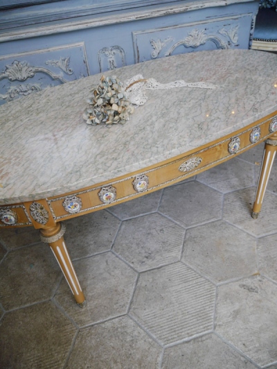 French Table (EU1821)