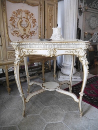 French Table (EU2479)
