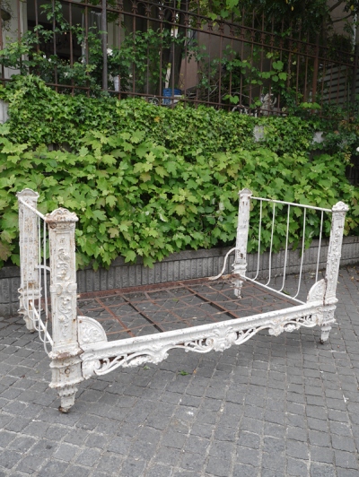 Iron Bed (325-13)