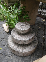Small Fountain Object (EU2689)
